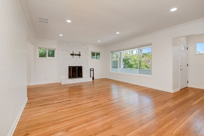 Foto del edificio - 3 Bedroom House in the Heart of Pacific Be...