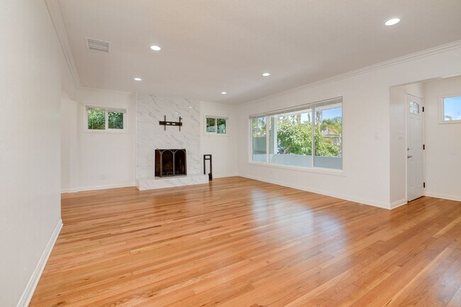 Building Photo - 3 Bedroom House in the Heart of Pacific Be...