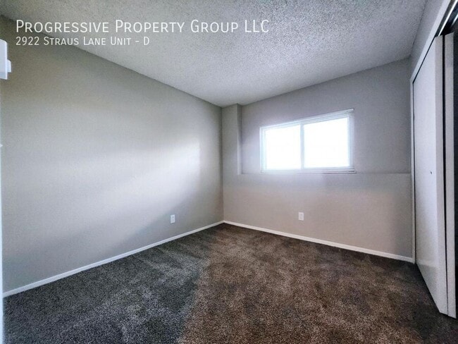 Building Photo - 2922 Straus Ln