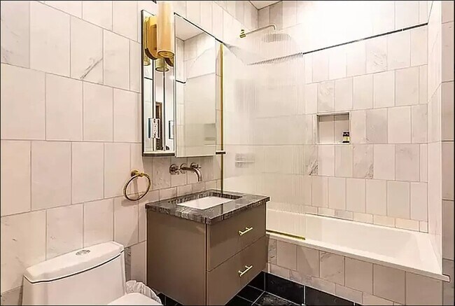 Foto del edificio - 121 E 37th St