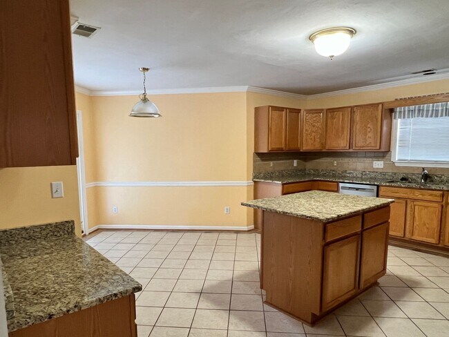 Building Photo - SPACIOUS 4 BED, 2.5 BATH HOME