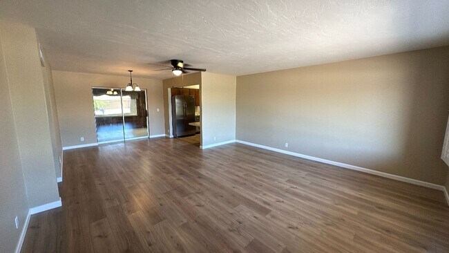 Building Photo - 2 Bed 2 Bath Home in Sunland Village- Loca...