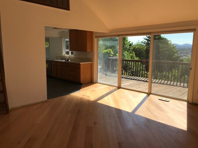 Casa: luz solar sobre el suelo de roble rojo del comedor. - 1609 7th Ave SE