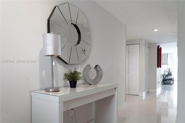 Foto del edificio - 17050 N Bay Rd
