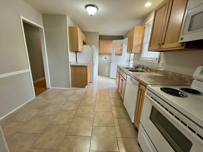 Foto del edificio - 3 Bedroom, 2 Bath Ranch located in Guilfor...