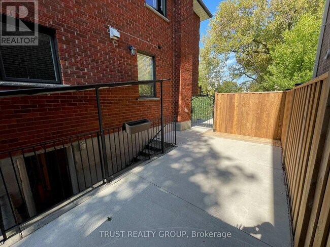 Photo du bâtiment - 990 Cosburn Ave.