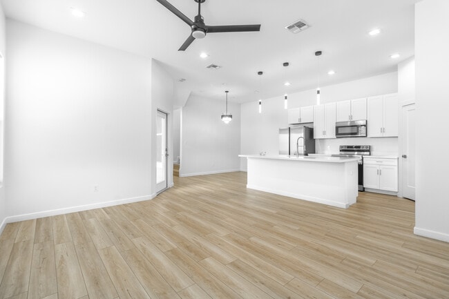 Building Photo - 2604 Kerria Ave