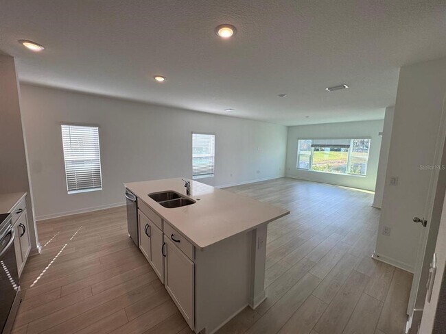 Foto del edificio - 466 Thompson Vlg Ave