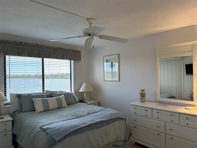 Foto del edificio - 4835 Bonita Beach Rd SW