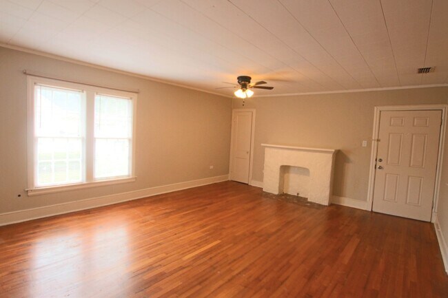 Building Photo - 130/130 1/2 Rowland Pl