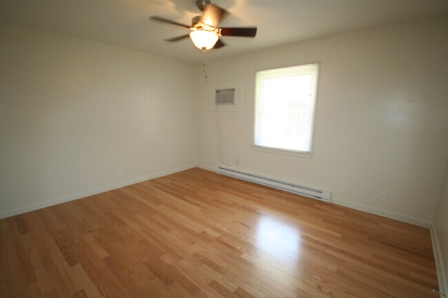 Building Photo - Renovated Apartment Near Duke West / W&D / Garden Plots