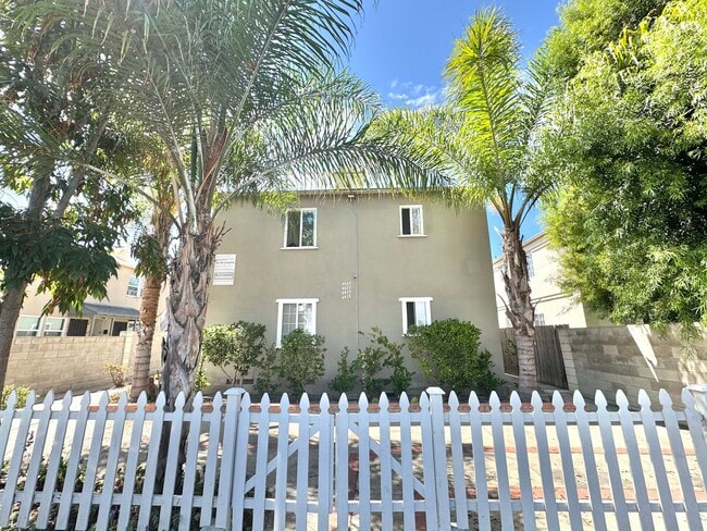 Foto del edificio - An apartment with character! Hardwood floors, built-ins - TOP FLOOR - 1 Bed / 1 Bath!