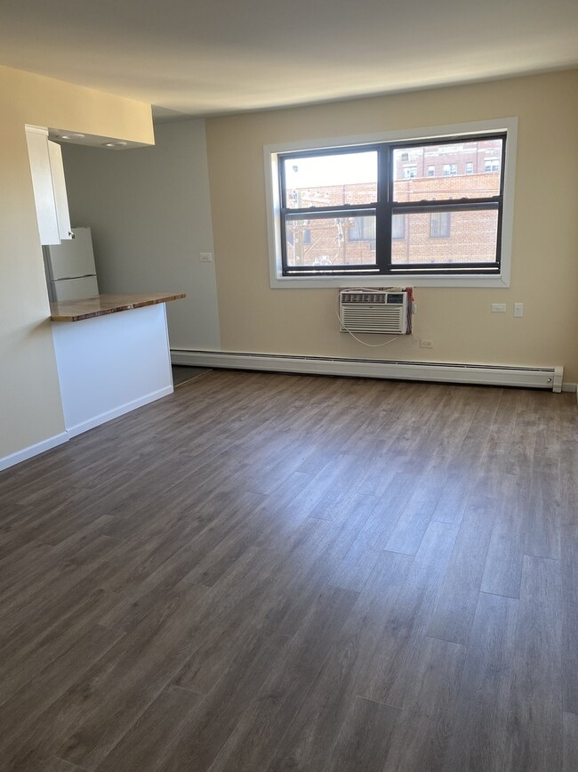 Building Photo - 6030 N Kenmore Ave