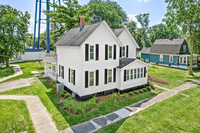 Building Photo - 144 Robinson St