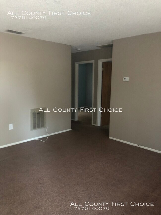 Building Photo - 2 bedroom duplex
