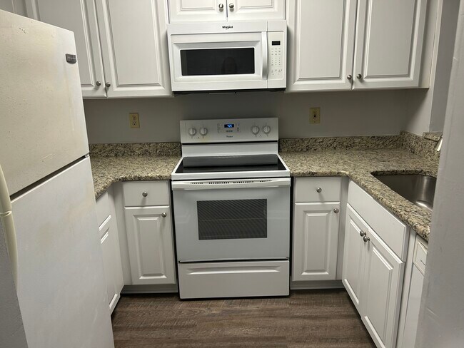 Cocina con encimeras de granito - 708 M.L.K. Jr Blvd