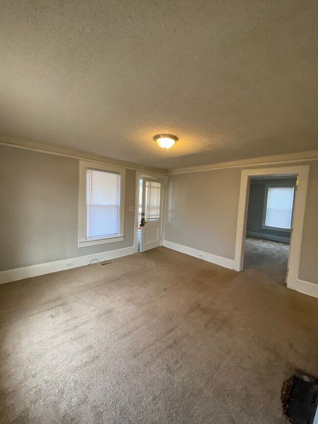 Building Photo - 2 bed 1 bath single family home newly remolded