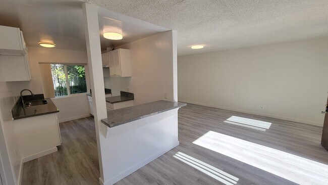 Foto del edificio - 13115 Oxnard St, Los Angeles, CA 91401