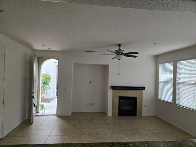 Building Photo - Large 3 Bed 2 Bath in Eastlake