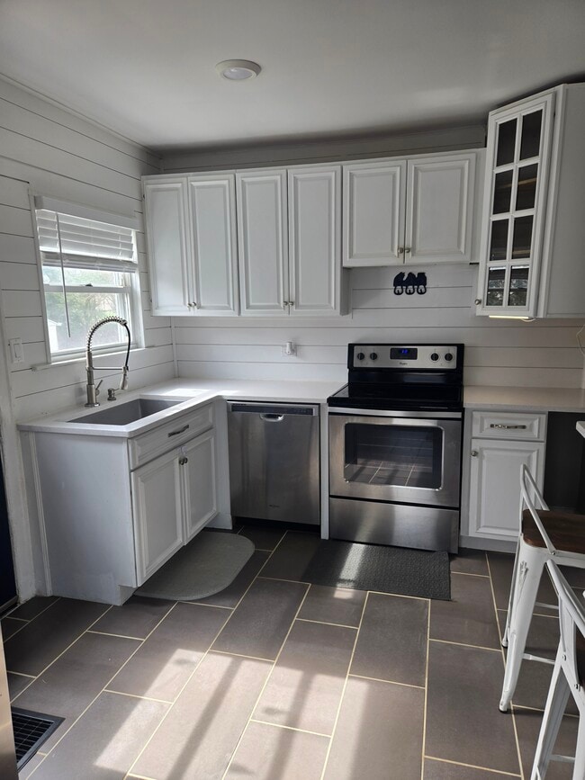 Building Photo - 288 Rosemont Garden