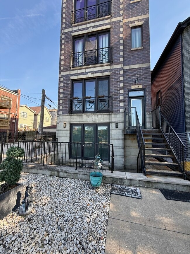 Building Photo - 2513 W Congress Pkwy