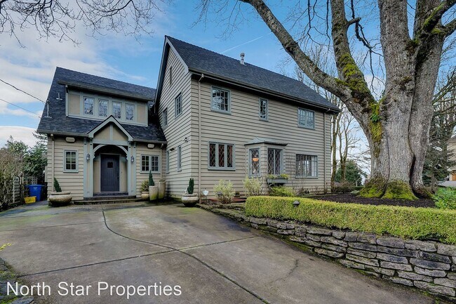 Building Photo - 4 br, 3.5 bath House - 3955 SW Mount Adams Dr