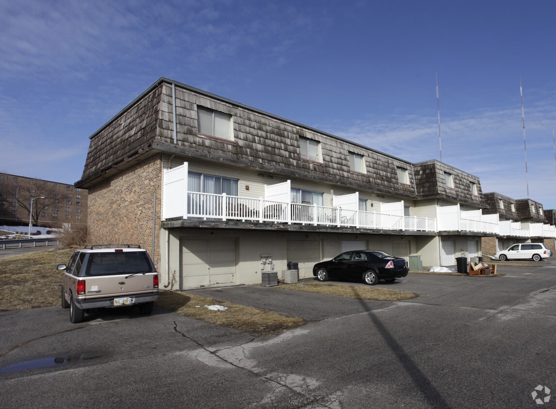 Building Photo - Beau Manor Town Houses