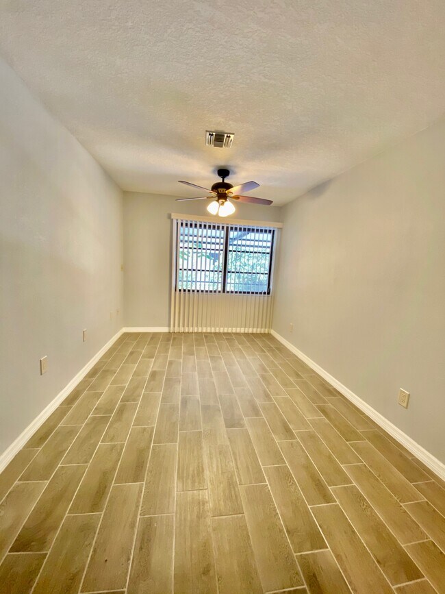 Building Photo - 12120 De Leon Dr