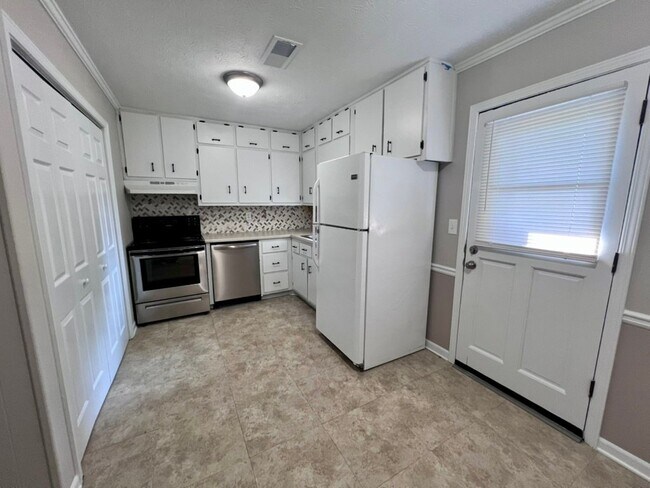 Building Photo - 4862 Valley Dale Dr SW