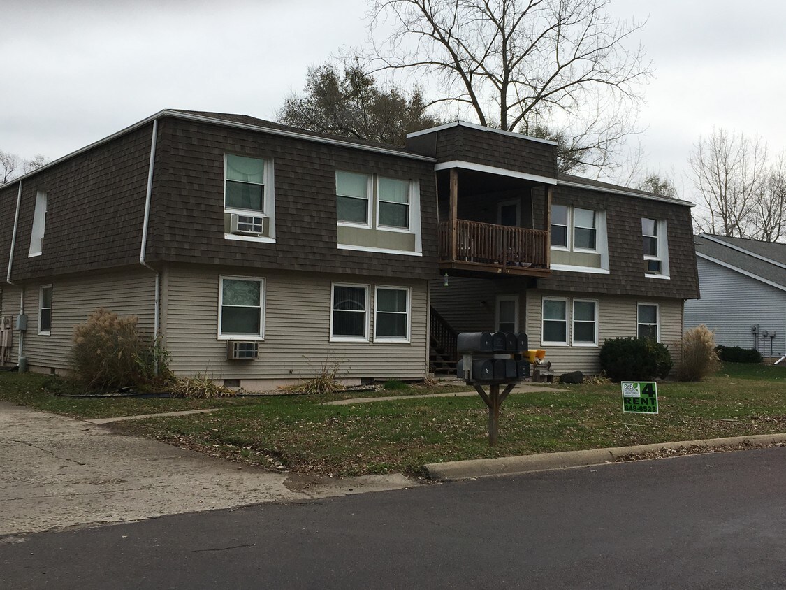 2414 Lakeshore Dr, Pekin, IL 61554 Apartments in Pekin, IL