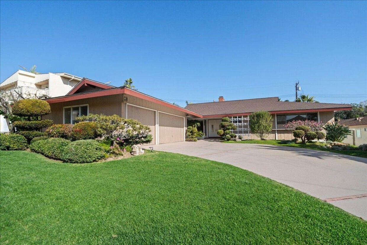 Foto principal - Sprawling Mid-Century Home with Pool in La...