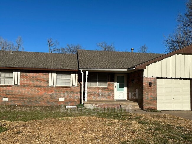 Building Photo - 3013 N Woodcrest Dr