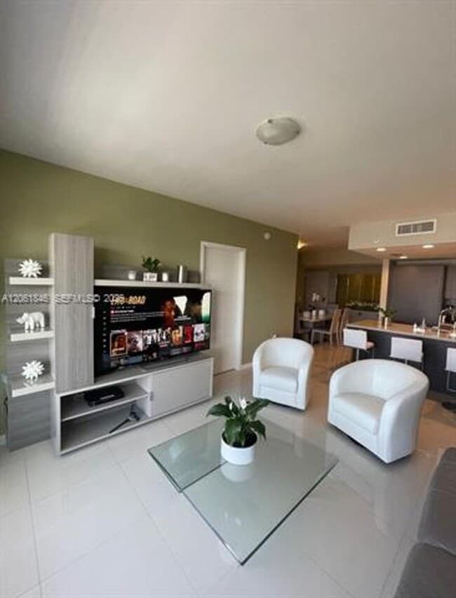 Foto del edificio - 7661 NW 107th Ave