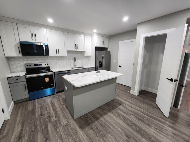 Building Photo - 93 Hughes St