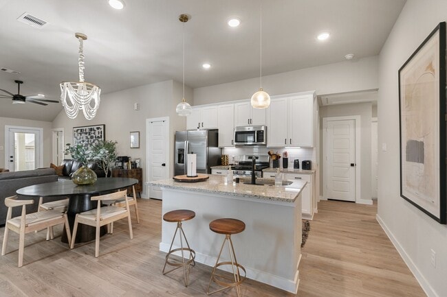 Foto del edificio - 4949 Perennial Ln