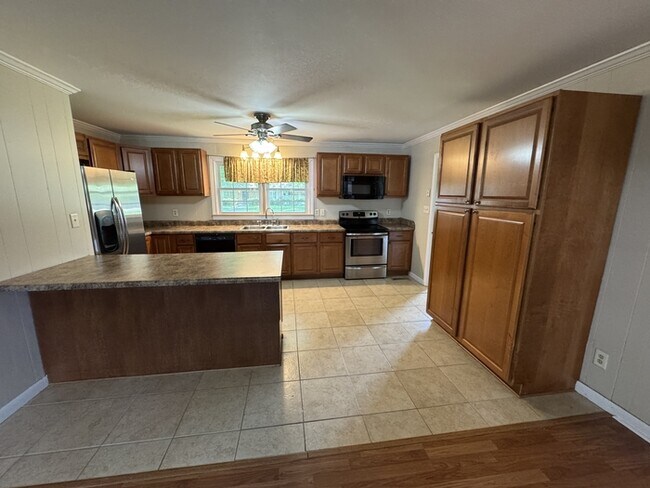Foto del edificio - Look and lease-corner lot! Renovated!