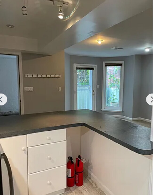 Foto del edificio - Spacious Adams Morgan Gem with Gas Fire Place