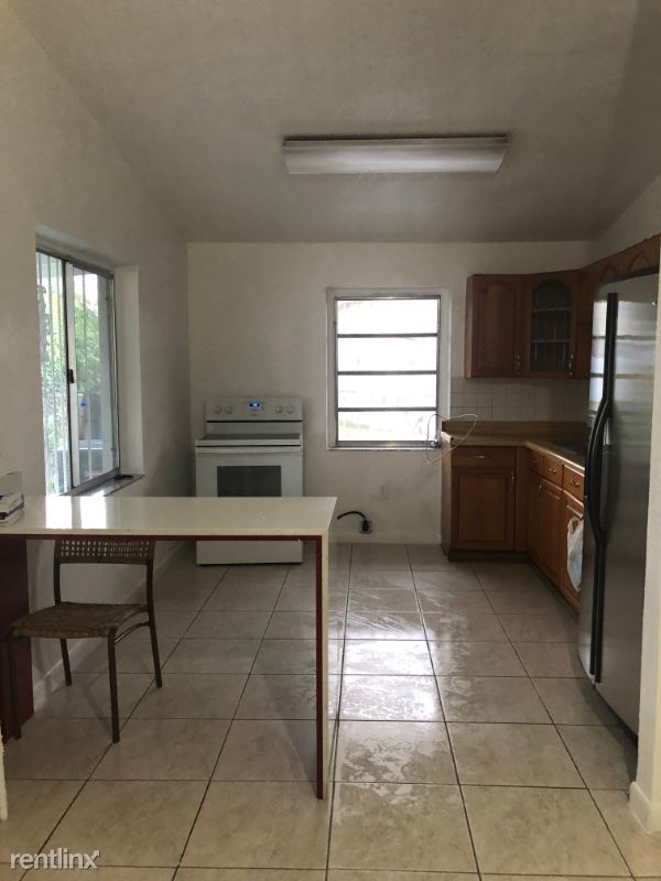 Foto del edificio - 1 br, 1 bath House - 830 SE 5th Pl