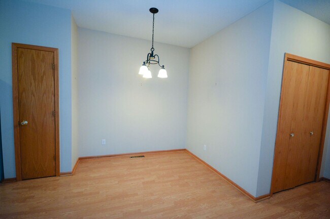 Building Photo - One level living in this 2br townhome in q...