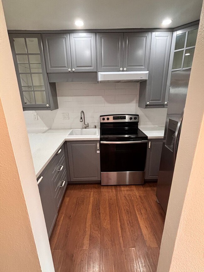 Foto del edificio - TOWNHOME FOR RENT IN CLAIREMONT - 2BD/1.5BA - ONLY $3,195/MO