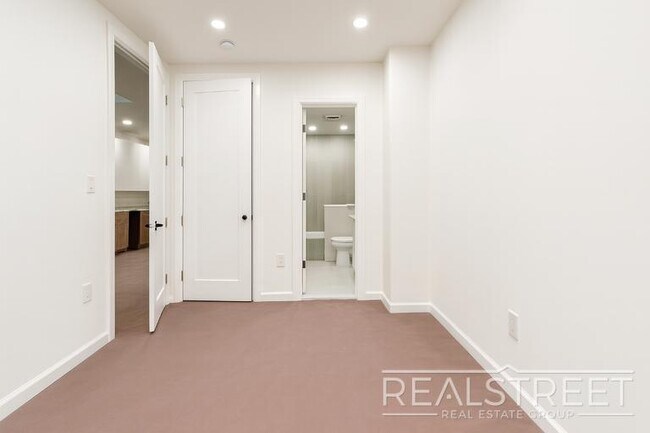 Foto del edificio - Spacious 2-Bedroom, 2-Bath Apartment in Bed-Stuy with Modern Amenities