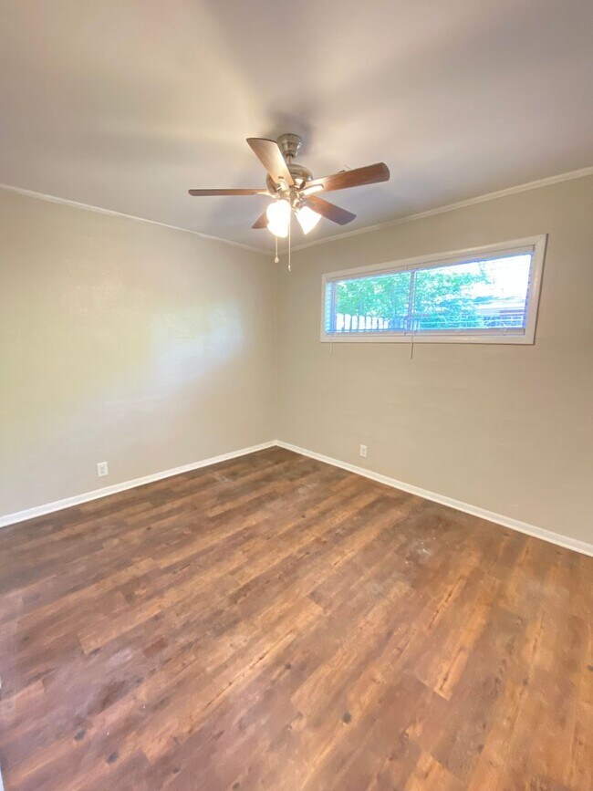 Building Photo - Newly Renovated! Short-term lease only!