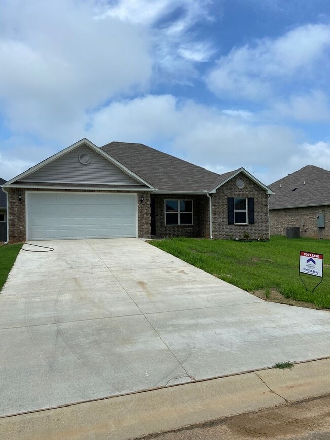 Building Photo - *Pre-leasing* Three Bedroom | Two Bath Hom...
