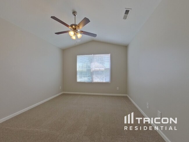 Foto del edificio - 5819 Hewitt Dr