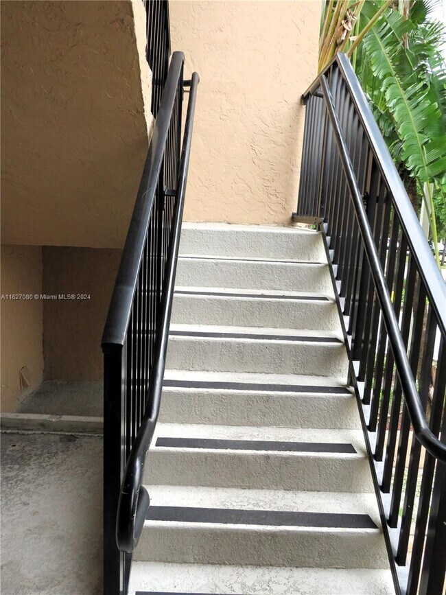 Foto del edificio - 441 Swallow Dr