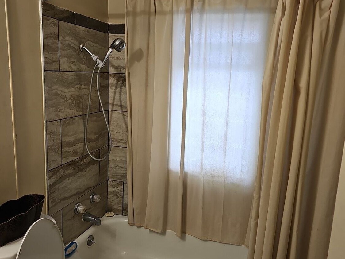 Foto del edificio - 2 Bedroom 1 Bath Apartment  in Cleveland