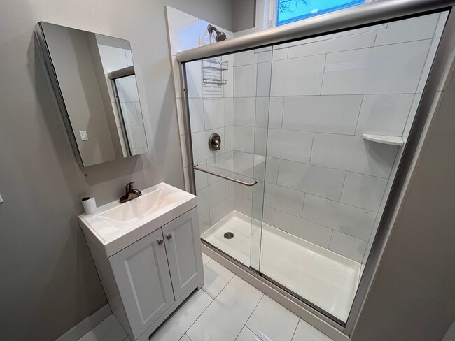 Building Photo - 5419 N Ravenswood Ave