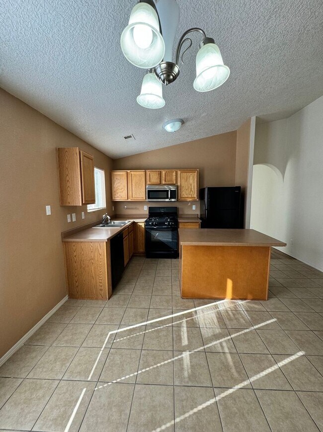 Building Photo - 4 bed, 2 Bath 1800 sq ft Home