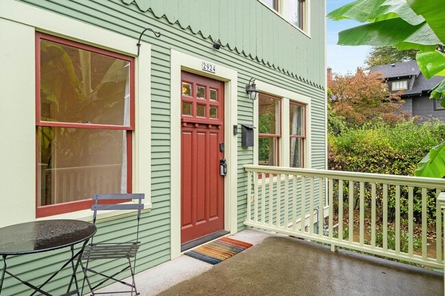 Building Photo - Beautiful 2-bdrm/1-bath main-level duplex—...