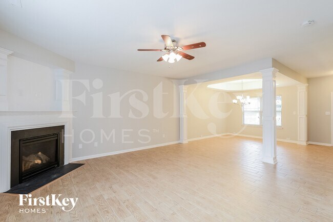 Building Photo - 5519 Pinebrook Ln